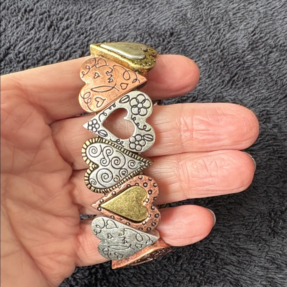 LIA SOPHIA Heart Design Mixed Metal Bracelet. 
Elastic/ Links are still tight.